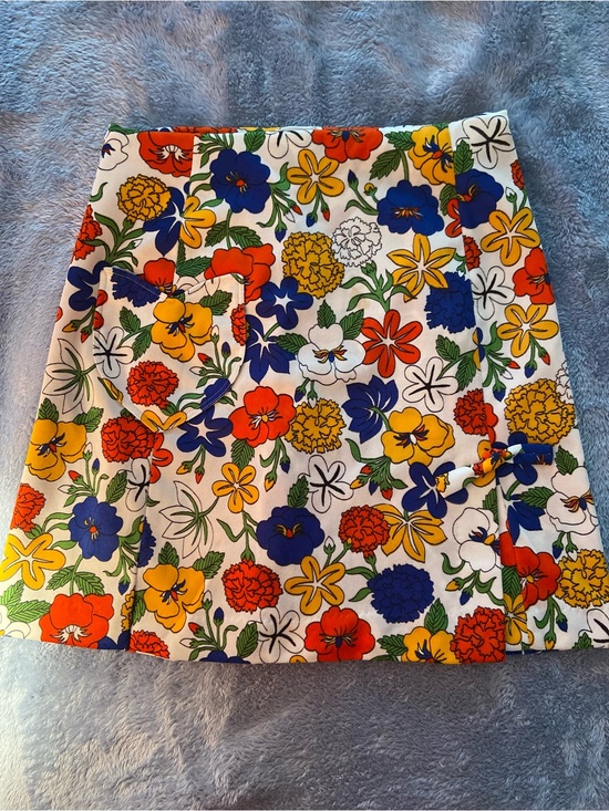 Di Fini Dresses & Skirts - VINTAGE Bright Floral Mini Skort White Multi